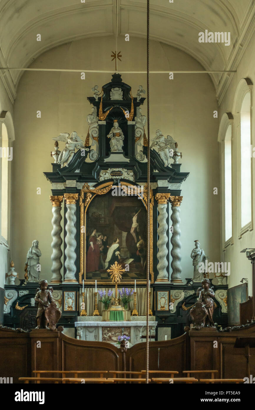 Bruges, Flandre occidentale, Belgique - 19 septembre 2018 : maître-autel dédié à Saint Elizabeth avec calvaire peinture à l'église de béguinage de dix Wijngaarde Banque D'Images