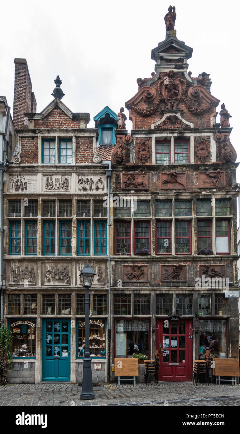 Gand, Belgique - 23 septembre 2018 : Sept oeuvres de miséricorde house et le Flûtiste house en Kraanlei sont deux maisons médiévales avec façade décorée de fresques Banque D'Images