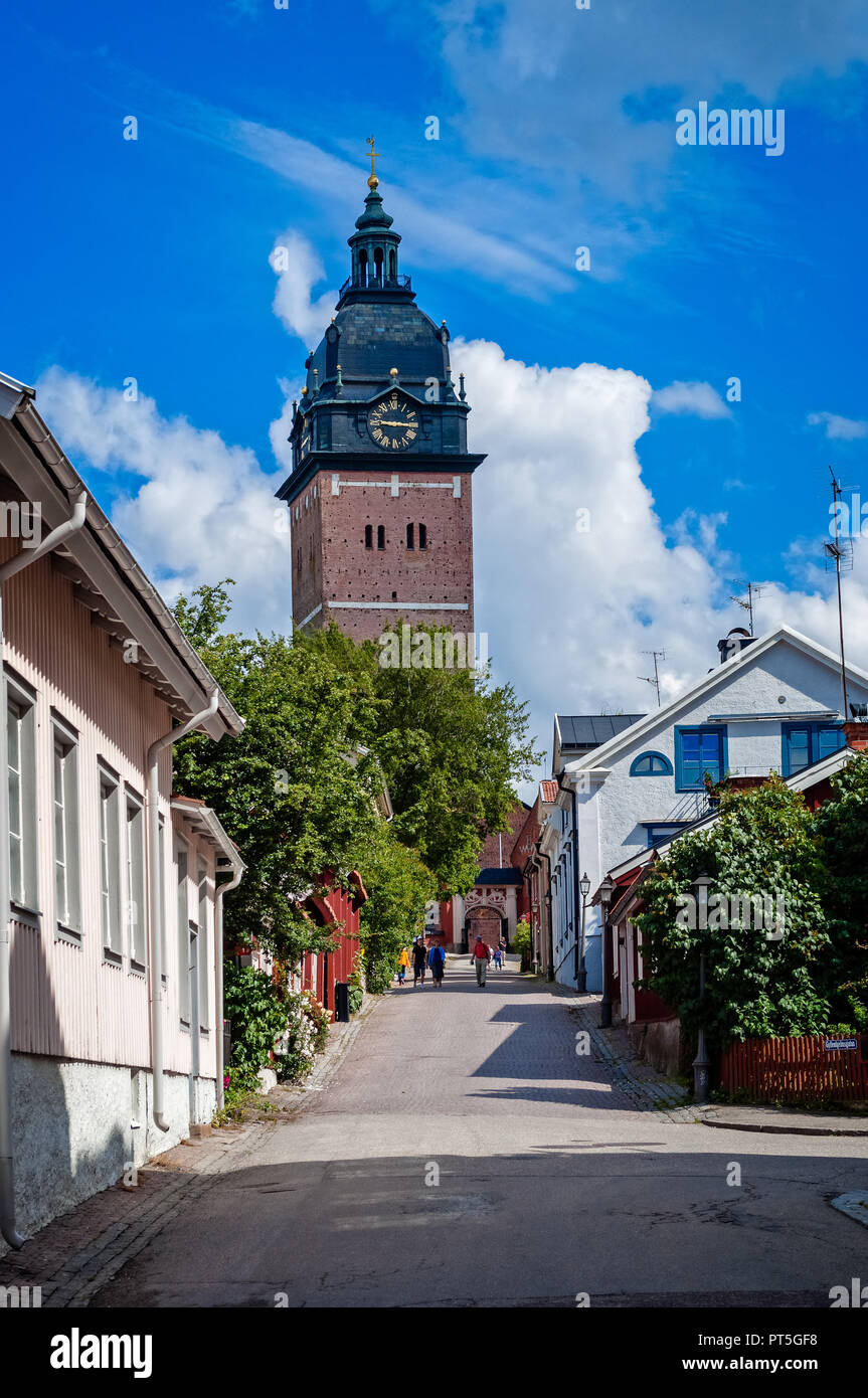 La Cathédrale de Strängnäs domine le paysage urbain de Strängnäs. Banque D'Images