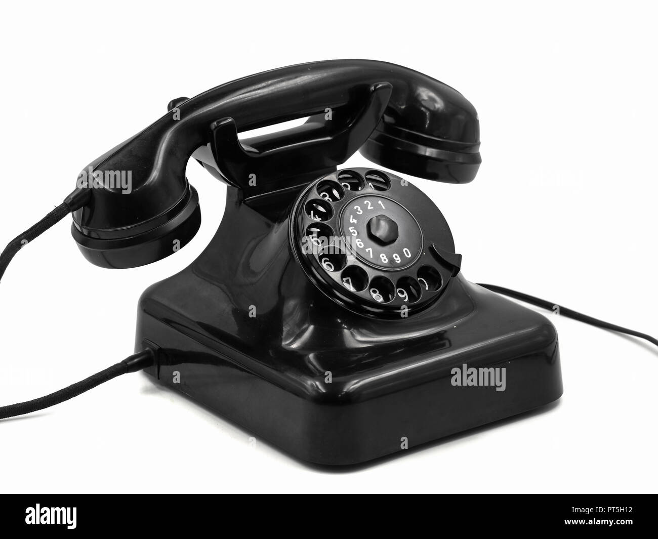 Old vintage black téléphone à cadran rotatif isolé sur fond blanc, retro téléphone  bakélite Photo Stock - Alamy