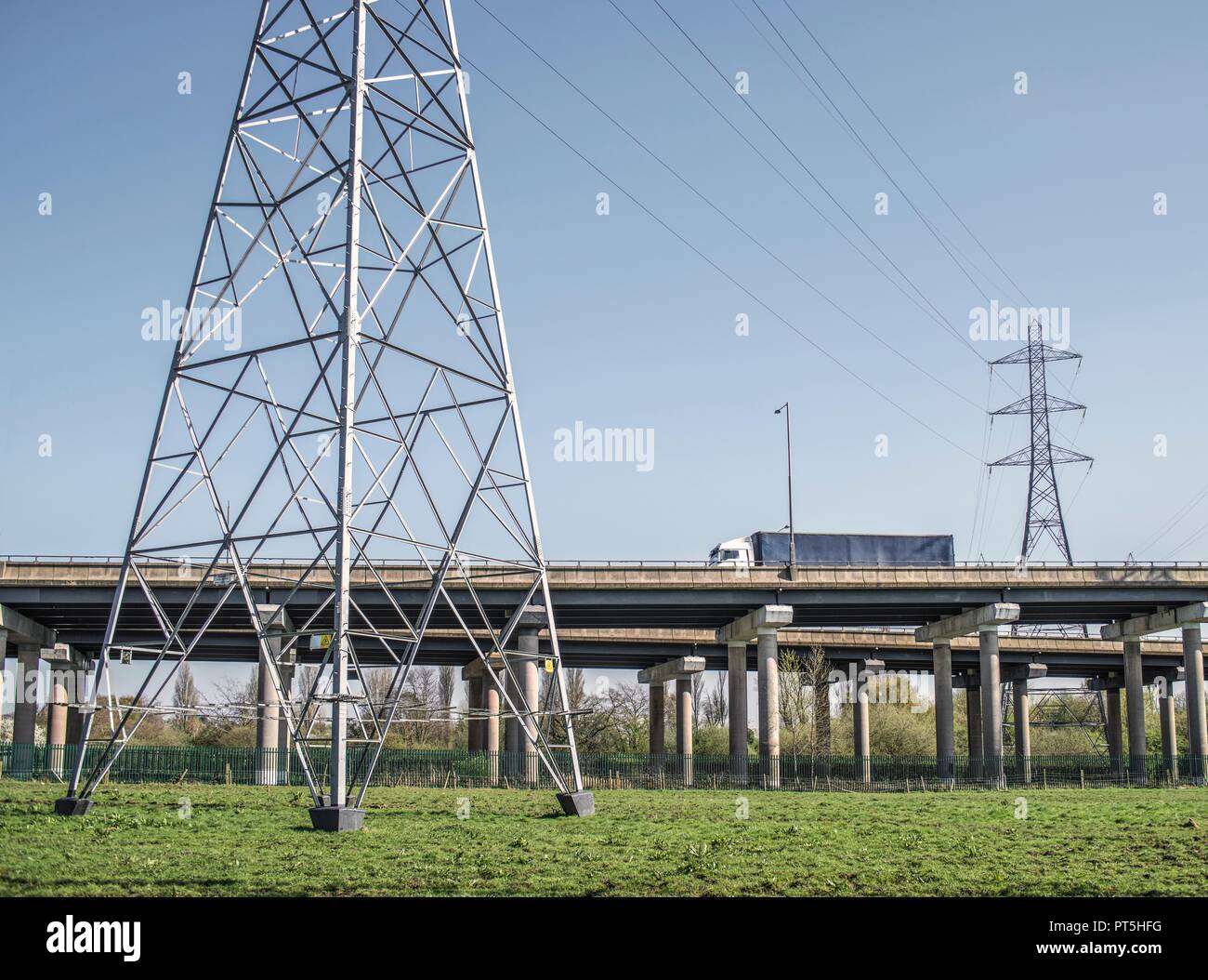 L'infrastructure de transport. Survol à échangeur d'autoroute. C'est le M5 à l'échangeur avec l'autoroute M6 dans West Bromwich, West Midlands, Royaume-Uni. Banque D'Images
