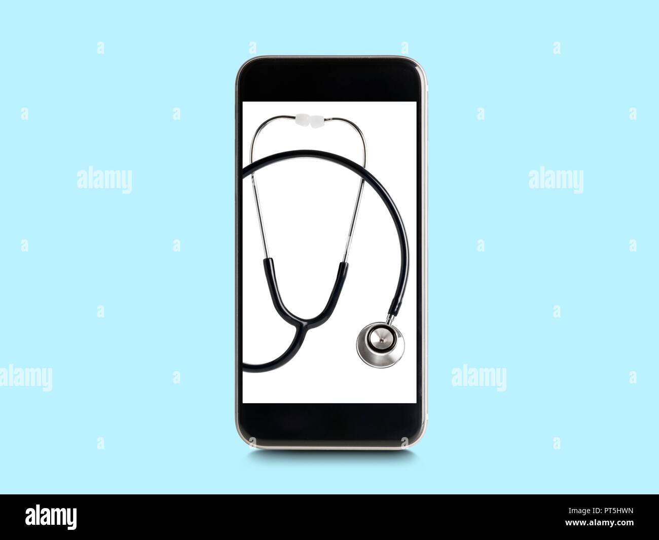 Stéthoscope sur l'écran du smartphone. Banque D'Images