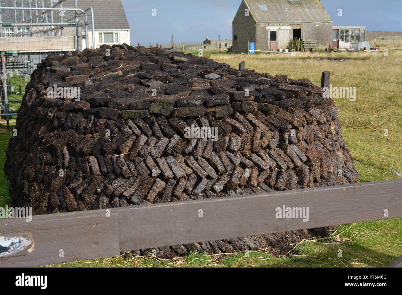 Plaques de tourbe sèche dans les piles d'ouvrir près de Arnol Isle Of Lewis Hébrides extérieures en Écosse de l'Ouest Royaume-uni Royaume-uni re source de carburant chauffage la vie de l'île Banque D'Images