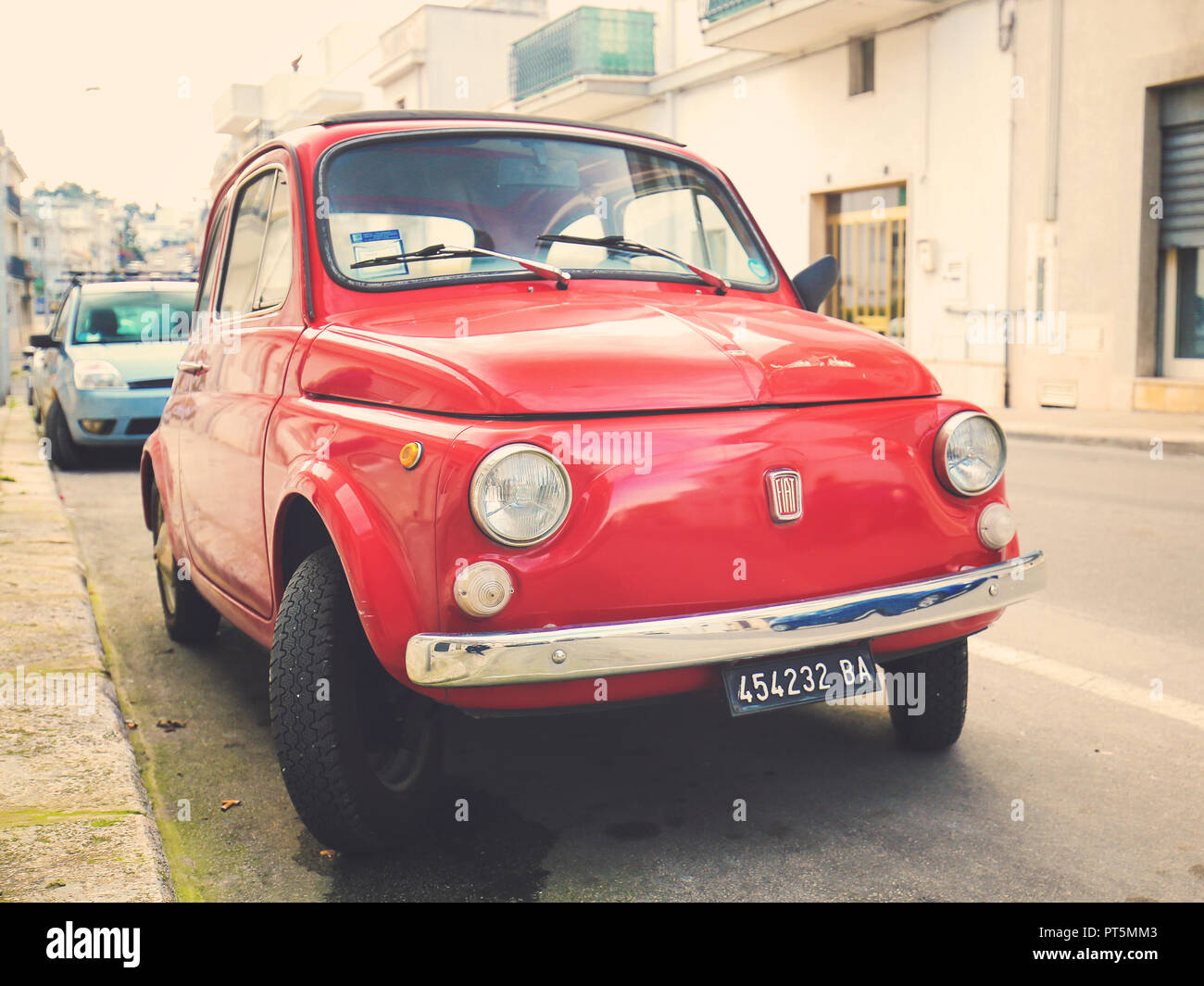 L'emblématique Fiat 500 (1970) dans une rue d'Alberobello, petite ville de l'agglomération de la ville de Bari, Pouilles, Italie du Sud. Banque D'Images