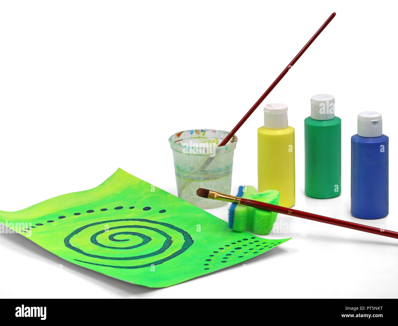 Abstrait peinture acrylique vert avec brosse, éponge et couleurs isolé sur fond blanc Banque D'Images