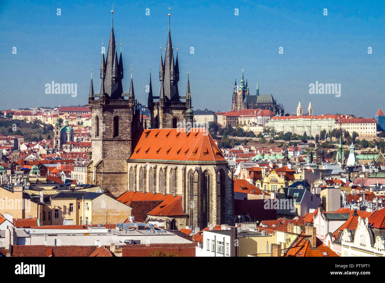 Vue sur l'église de Prague Tyn notre-Dame Château de Prague panorama Château de Prague vue sur le château de Prague depuis la tour Europe centrale Banque D'Images