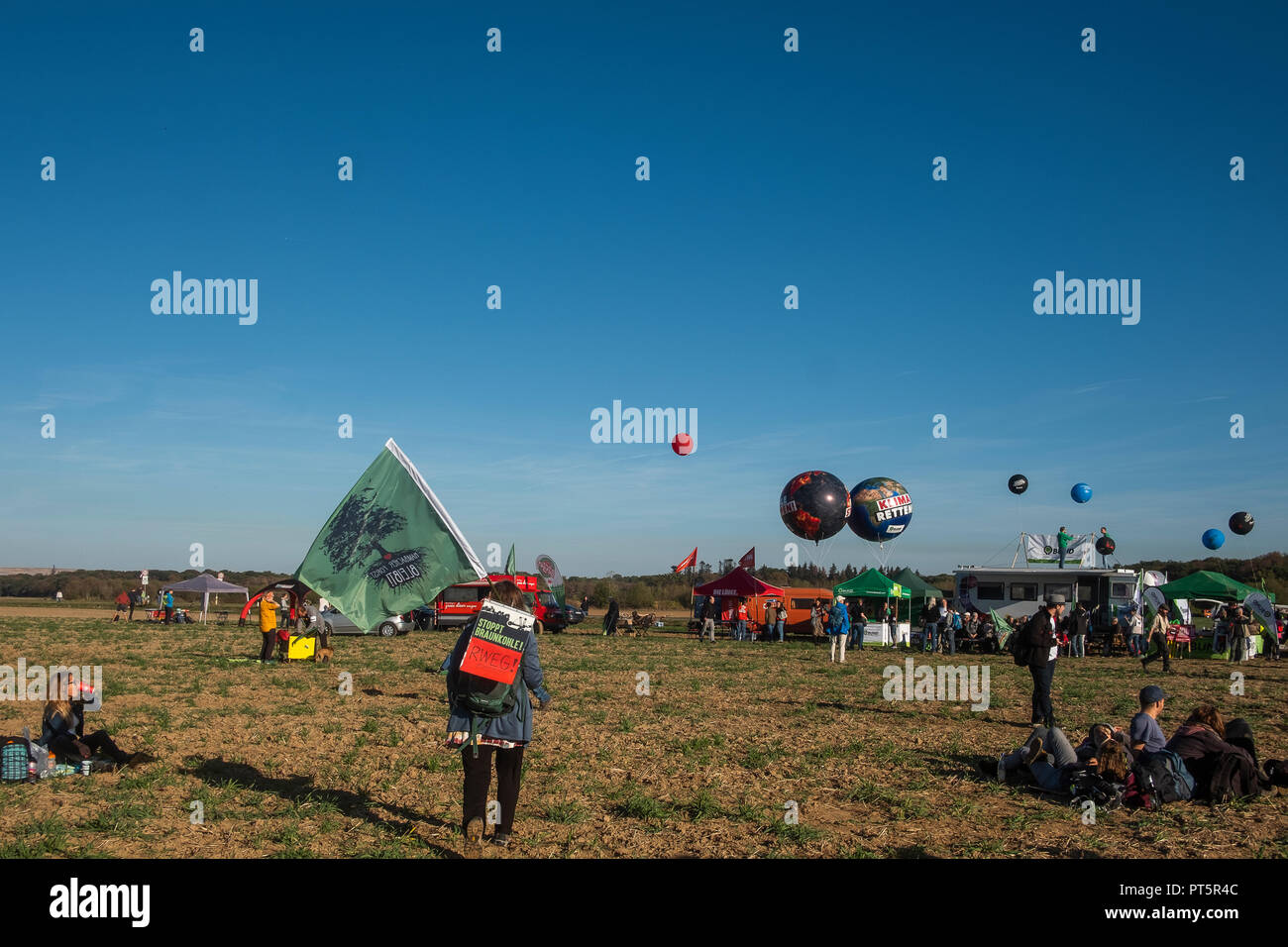 Vie alternative, activisme et environnement non-vioente démonstration contre les mines de lignite de RWE et destruction de la forêt de Hambach, Allemagne. Banque D'Images