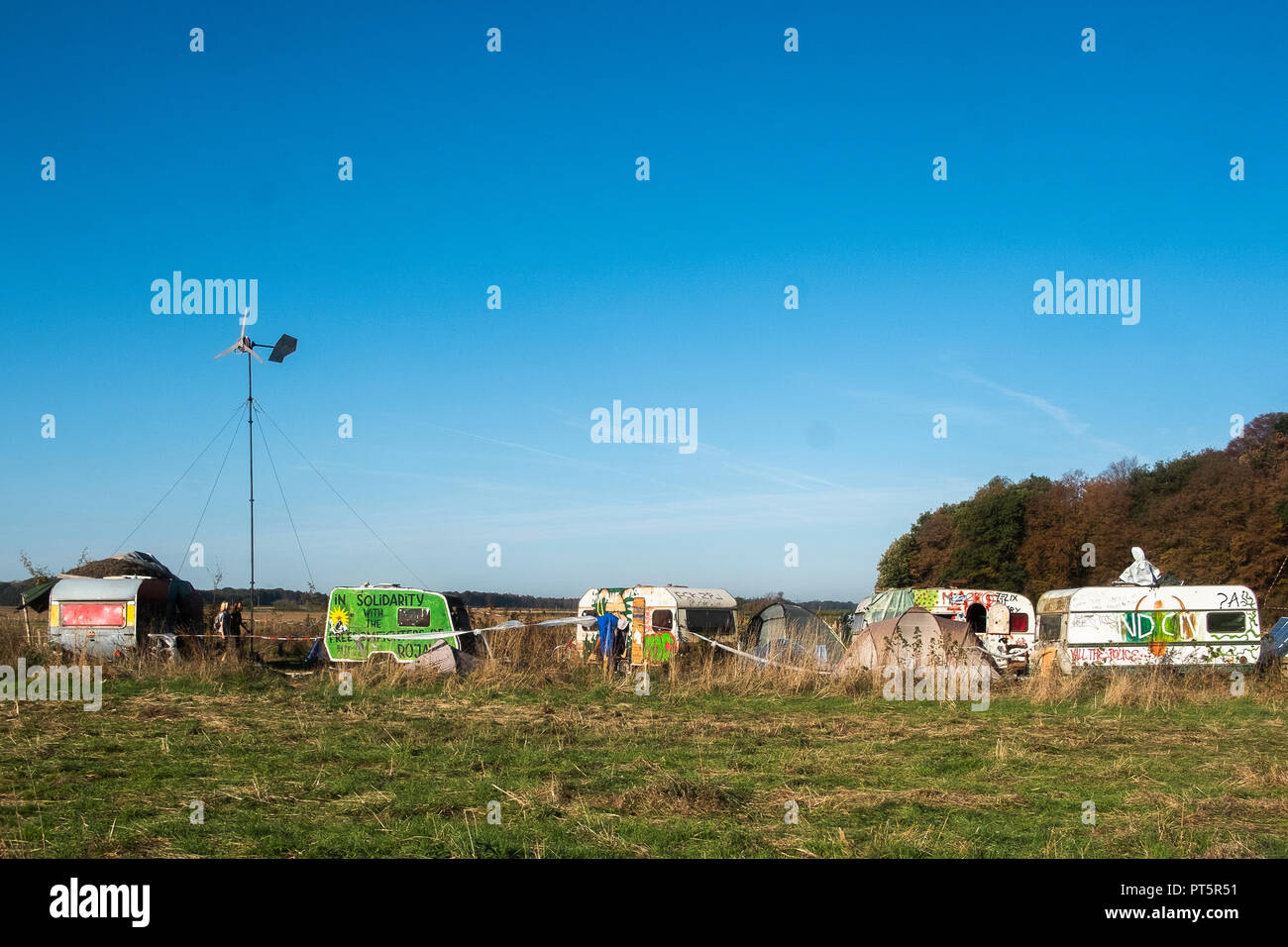 Vie alternative, activisme et environnement non-vioente démonstration contre les mines de lignite de RWE et destruction de la forêt de Hambach, Allemagne. Banque D'Images