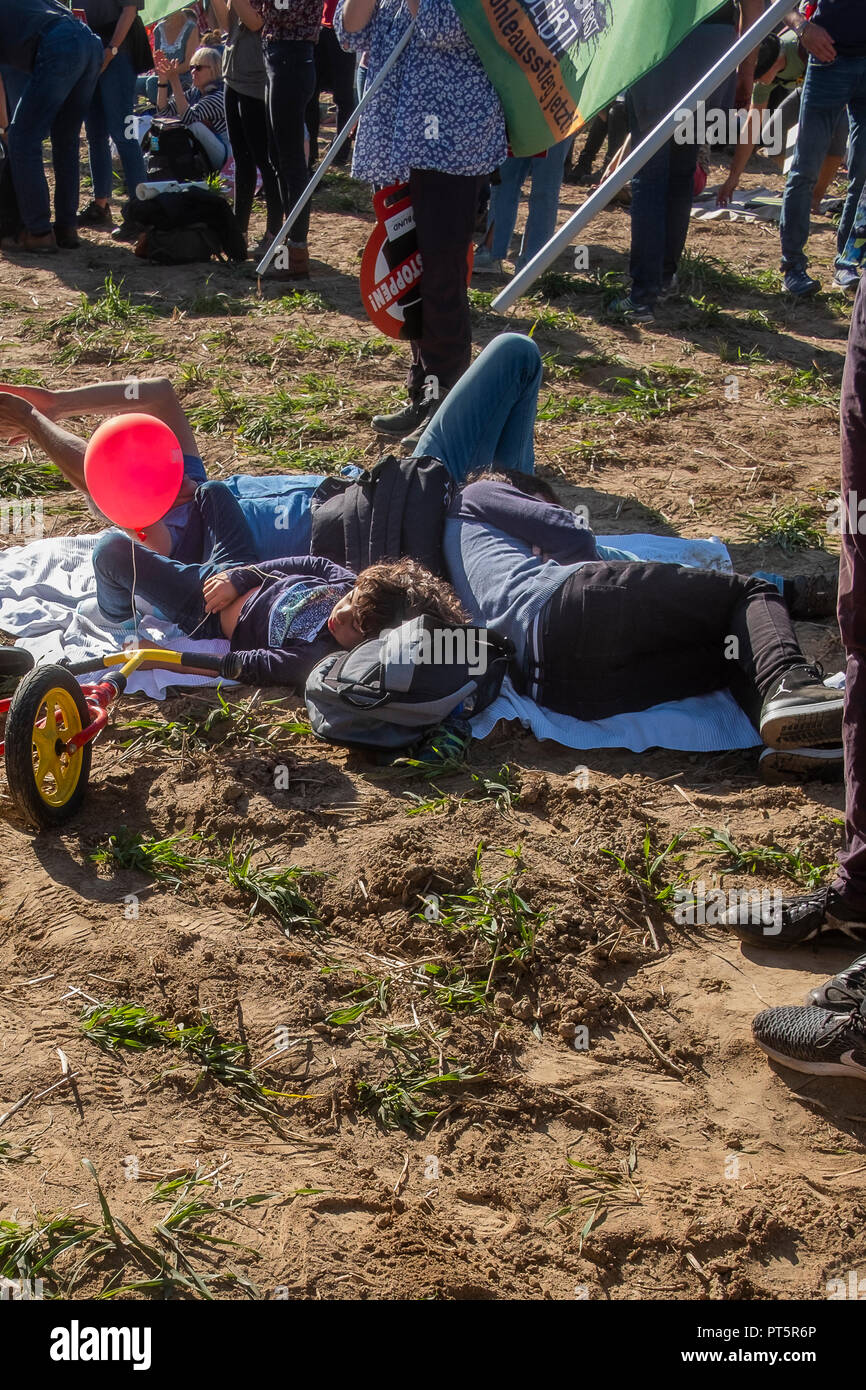 Vie alternative, activisme et environnement non-vioente démonstration contre les mines de lignite de RWE et destruction de la forêt de Hambach, Allemagne. Banque D'Images