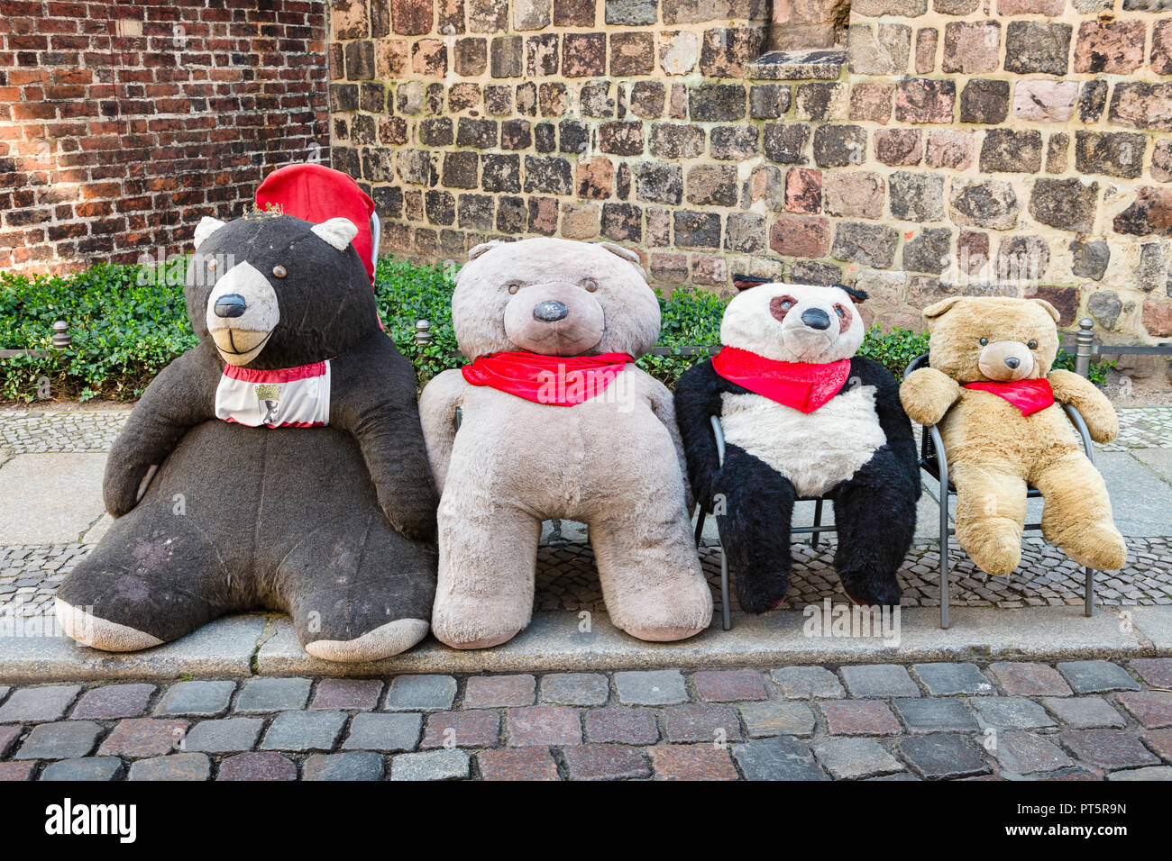 Une ligne de bien-aimé Nounours égayer une rue de quartier Nikolaiviertel Nicholas' trimestre, l'ancien centre de Berlin, Allemagne. Banque D'Images