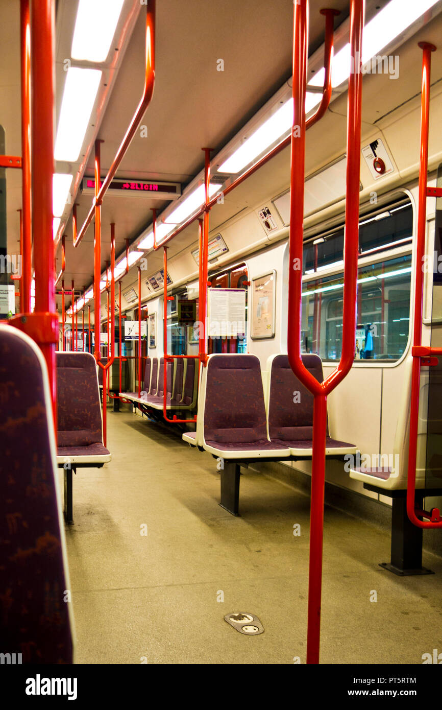 Intérieur d'un métro vide transport à Prague Banque D'Images