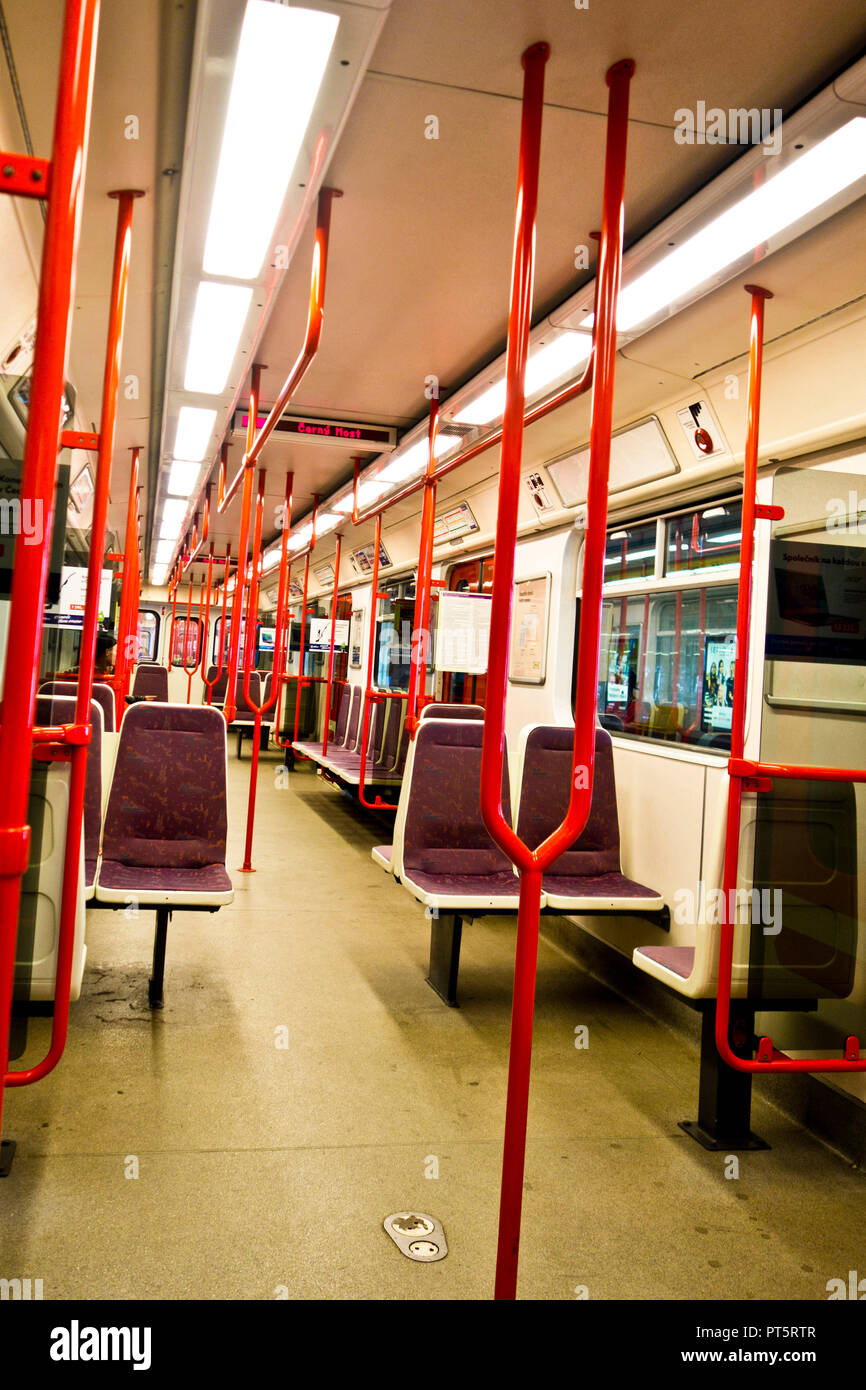 Intérieur d'un métro vide transport à Prague Banque D'Images
