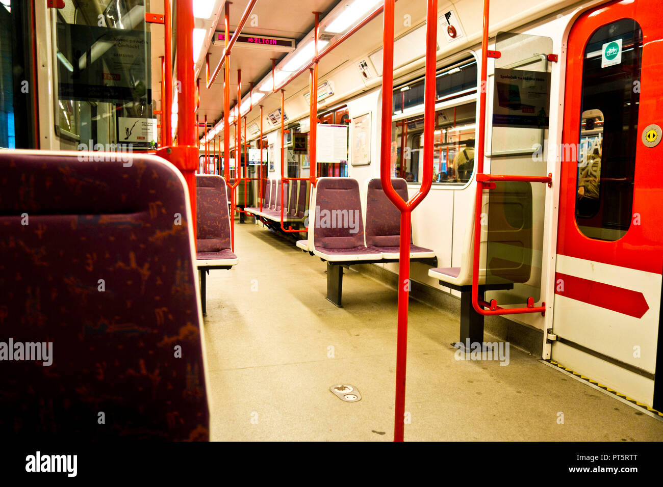 Intérieur d'un métro vide transport à Prague Banque D'Images
