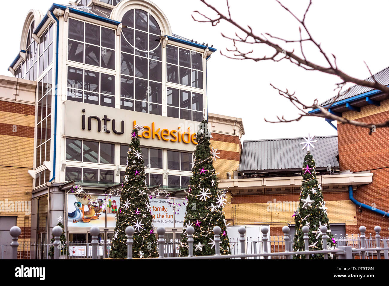 Entrée de Intu Lakeside Shopping Mall, avec des décorations de noël. Banque D'Images