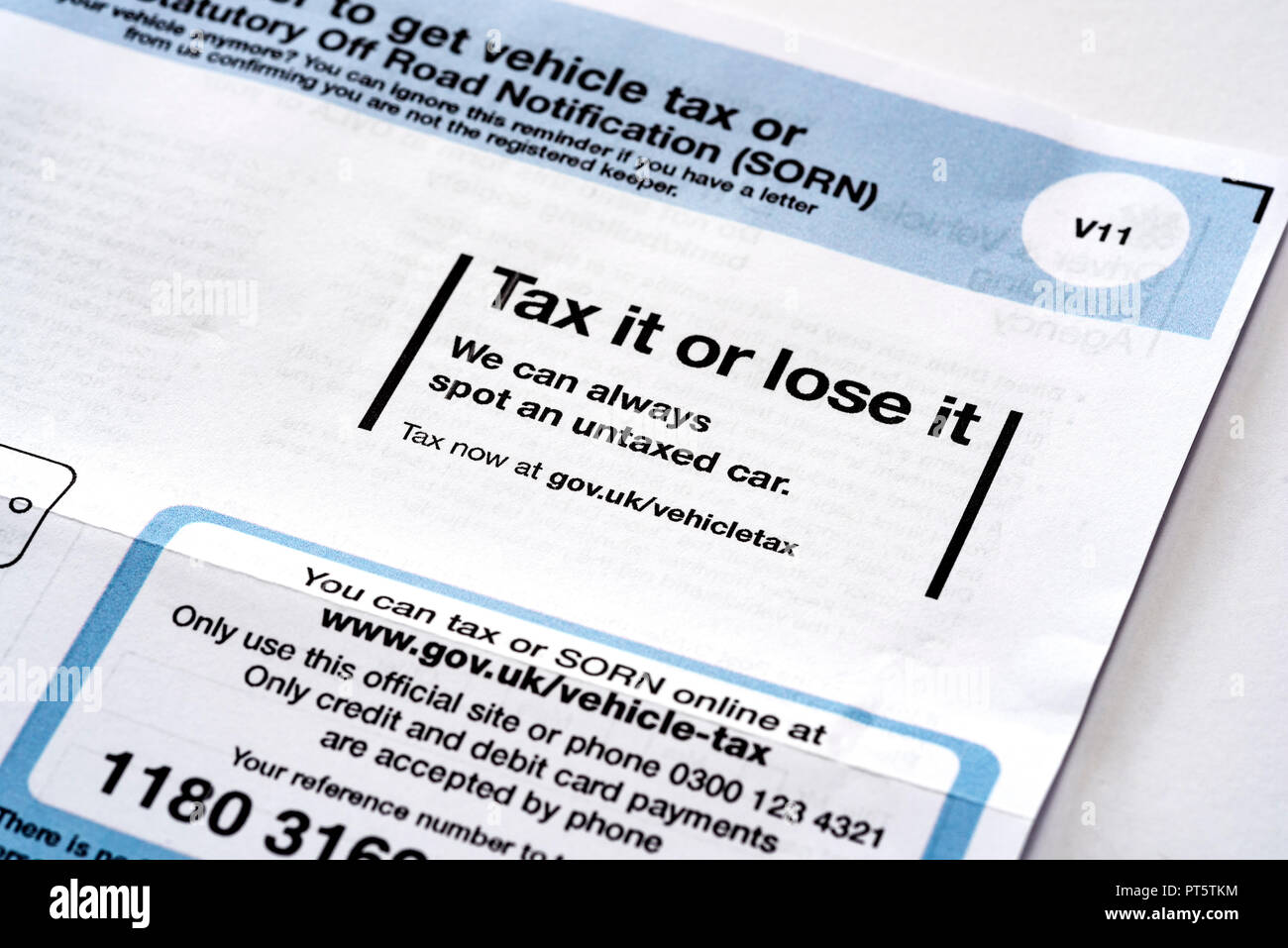 Il l'impôt ou la perdre sur un formulaire V11 Location de renouvellement de licence. Banque D'Images