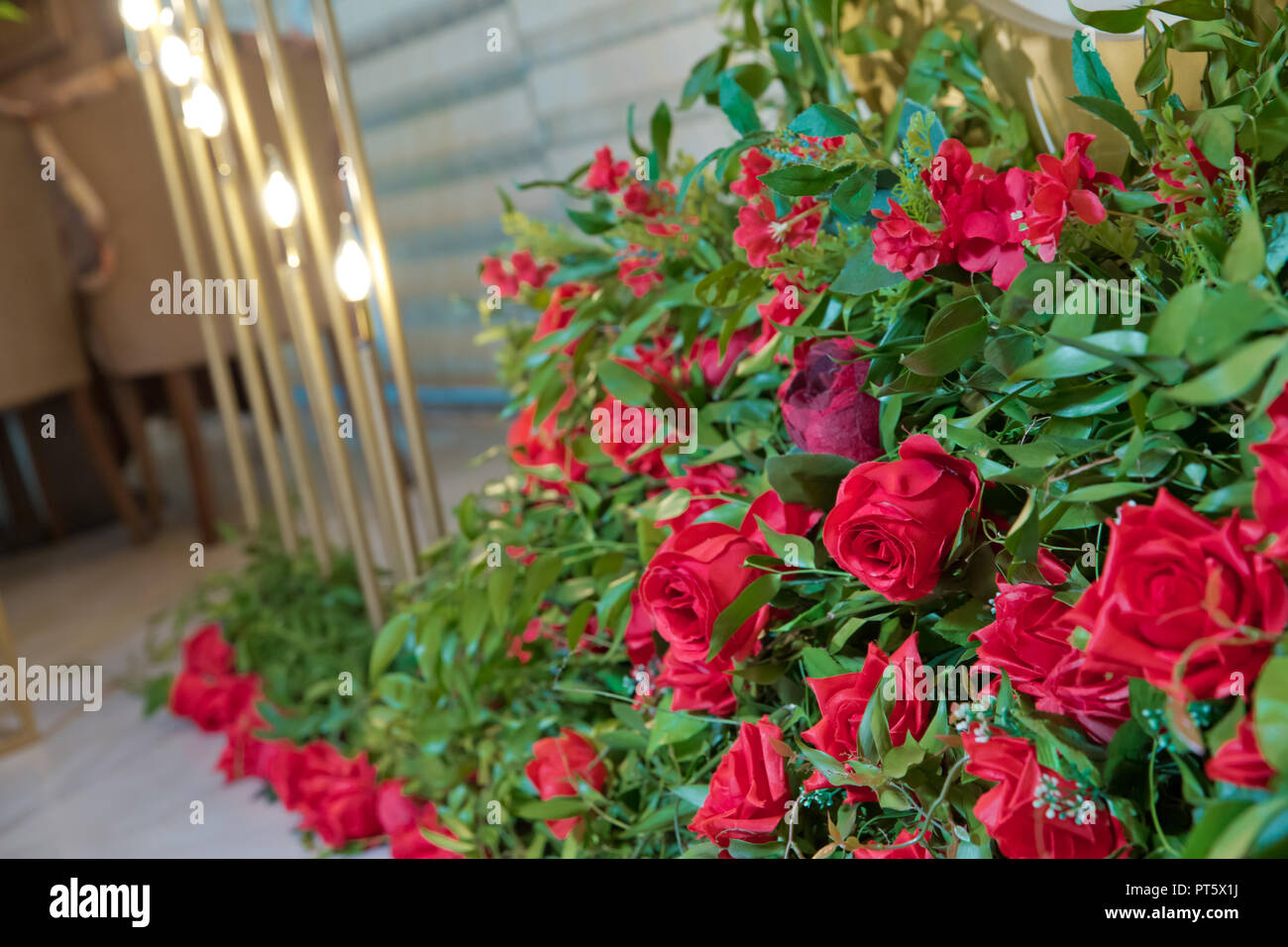 Fond rose rouge . Roses rouges - fond texture naturelle de l'amour . Roses rouges sur fond ardoise, . roses rouges decorations . Rose rouge comme un arrière-plan naturel et jours fériés Banque D'Images