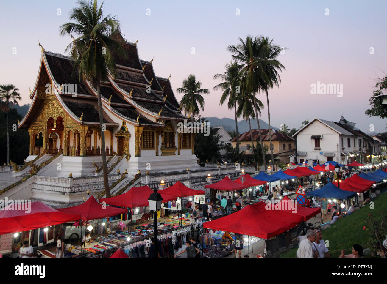 Haw Pha Bang (Temple Royal) au cours du marché de nuit le long de Sisavangvong Road à Luang Prabang, Laos Banque D'Images