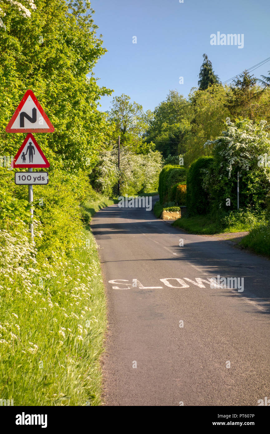 Le triangle de signalisation routière pour les virages et les piétons avec de lents signe sur un chemin de campagne britannique, Sharpenhoe, UK Banque D'Images