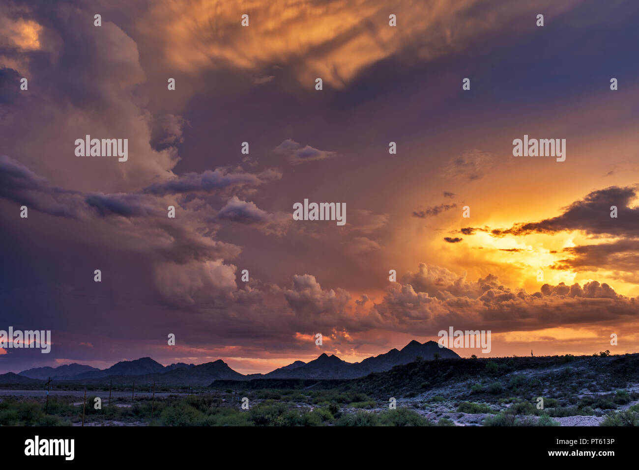 Un incroyable coucher du soleil de l'Arizona. C'était la saison de la mousson en Arizona et j'ai capturé cette phénoménale coucher du soleil par Gillespie historique pont barrage. Banque D'Images