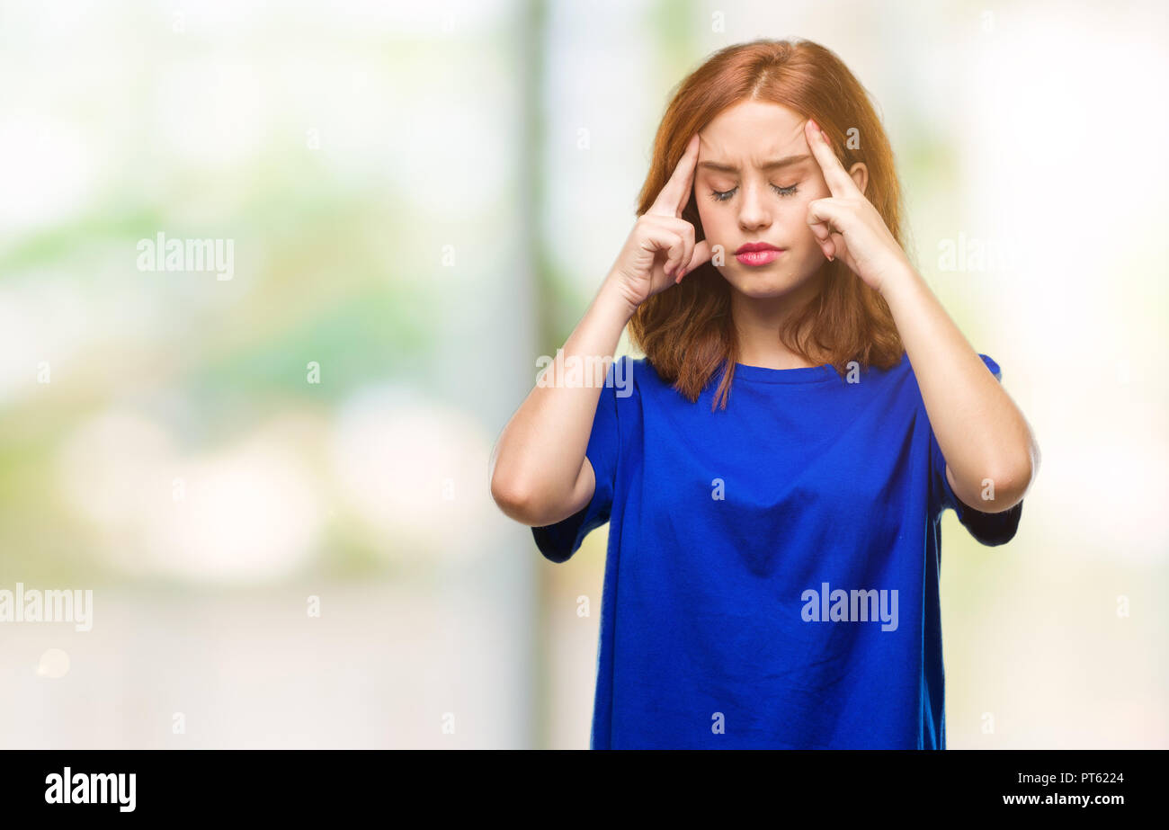 Belle jeune femme sur fond isolé avec la main sur la tête pour la douleur dans la tête parce que