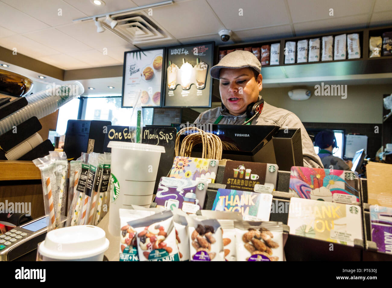 Saint-Pétersbourg Floride, Starbucks café, café d'affaires, intérieur, intérieur, barista, employé travaillant, comptoir, hispanique latin Latino ethno immigré im Banque D'Images