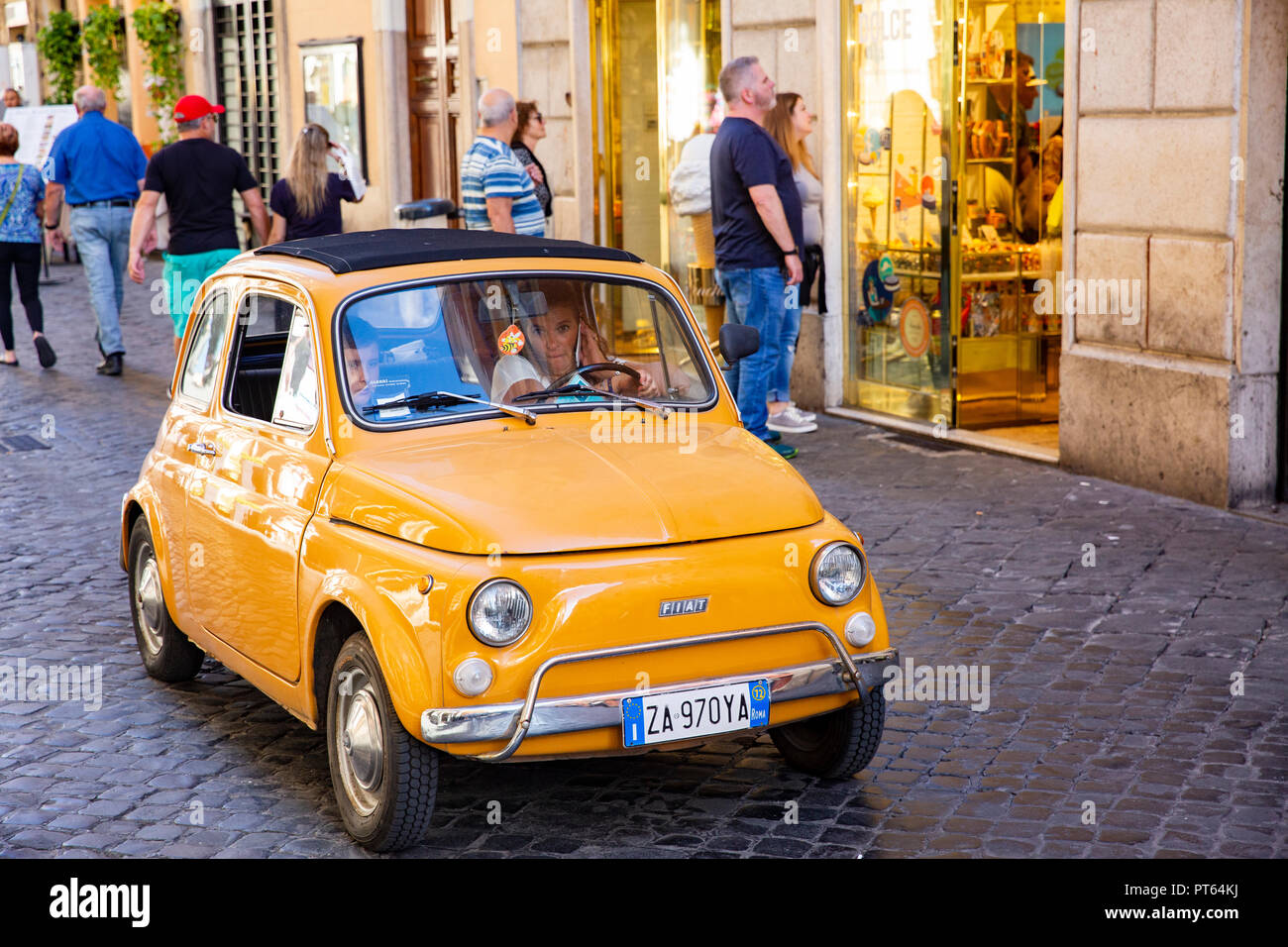 Dame classique de conduite automobile Fiat 500 dans les ruelles de Rome,Italie,Europe Banque D'Images
