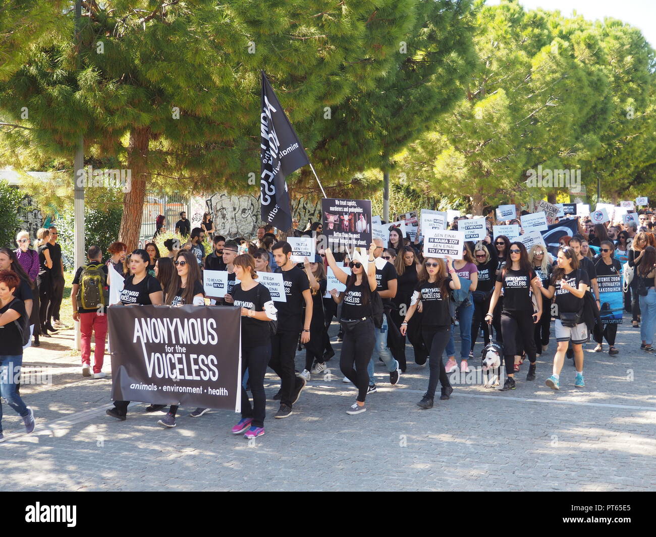 Athènes, Grèce. 06 Oct, 2018. Les défenseurs des droits des animaux démontrent à Athènes contre la violence envers les animaux, en prenant part à la Marche pour les droits des animaux. Crédit : George/Panagakis Pacific Press/Alamy Live News Banque D'Images