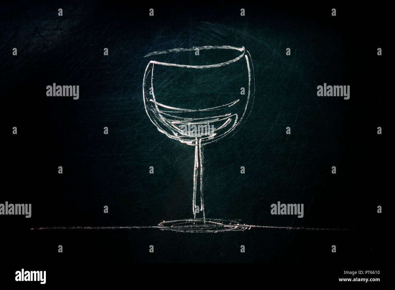 Une photo d'un dessin simple d'un verre de vin, fait avec de la craie sur un tableau noir, avec copyspace Banque D'Images