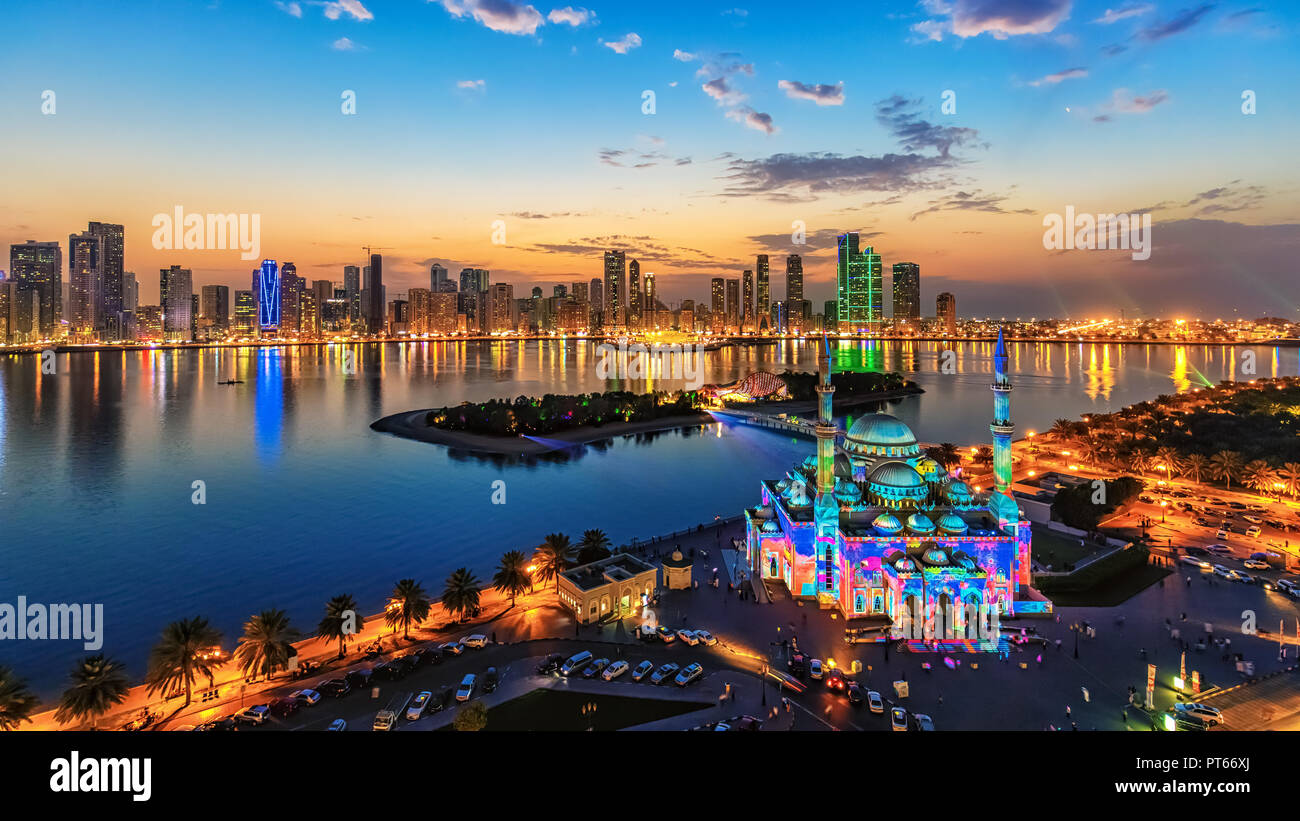 Cliché pris pour le célèbre Khalid lake à Sharjah - EMIRATS ARABES UNIS au cours de la fête des lumières un événement célèbre est produit chaque année à Sharjah Banque D'Images
