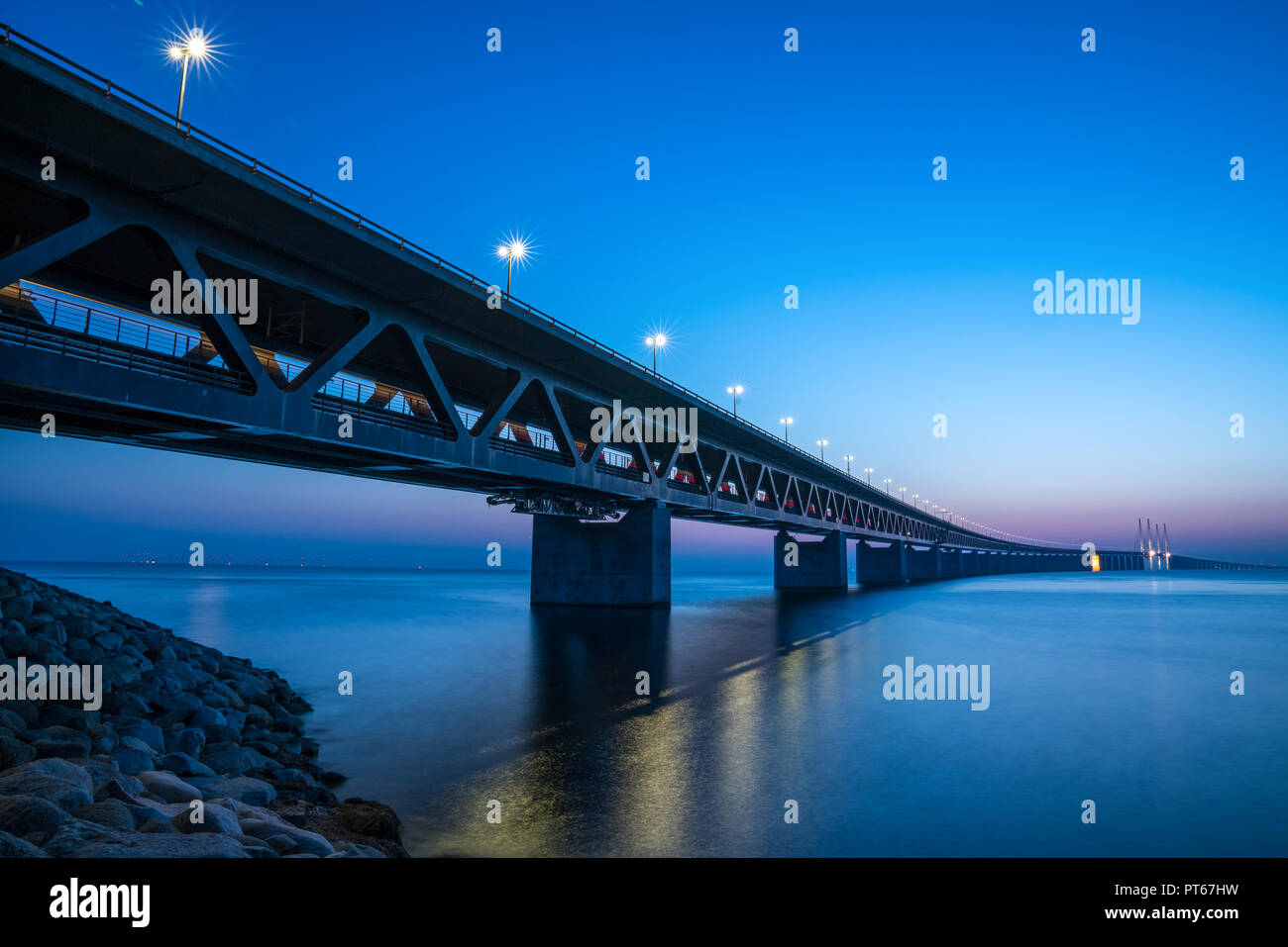 Pont de l'Øresund en Suède dans la nuit avec un reflet sur l'eau Banque D'Images