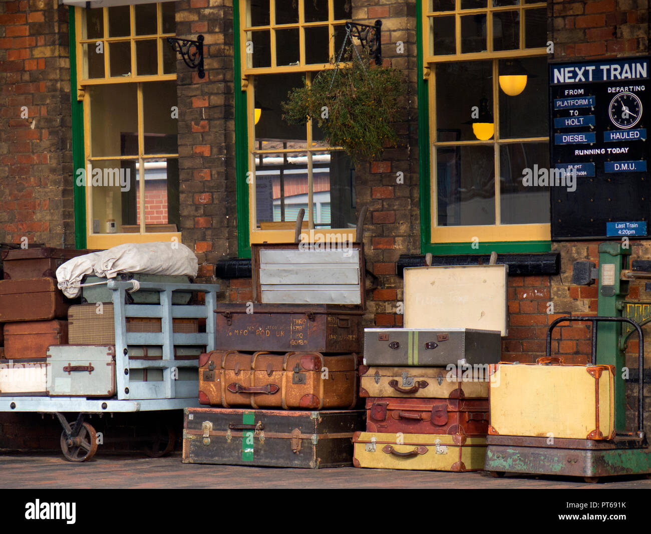 Valises sur la plate-forme de la gare de Sheringham Banque D'Images