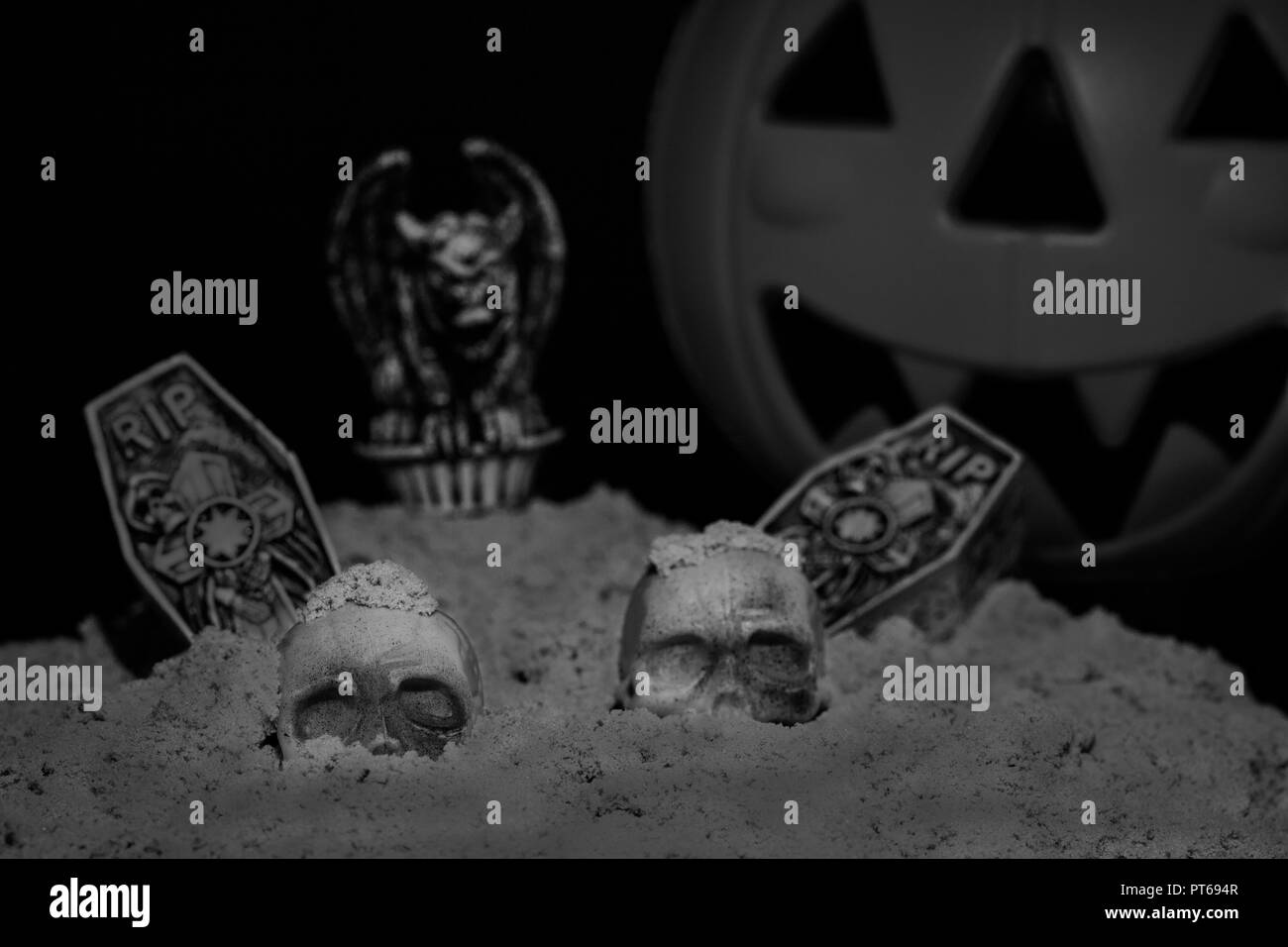 Scène de nuit de Halloween avec Jack O Lanternes, pierres tombales, crânes et gargouilles Banque D'Images