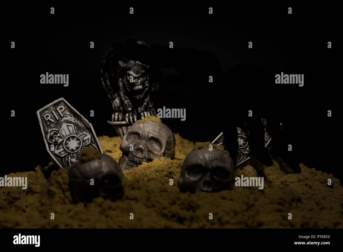 Soir de l'Halloween graveyard scene avec des pierres tombales, des crânes et gargouilles Banque D'Images