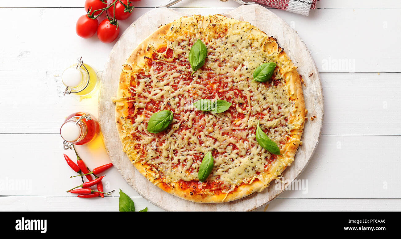 Pizza italien délicieux servi sur table en bois tourné d'en haut Banque D'Images