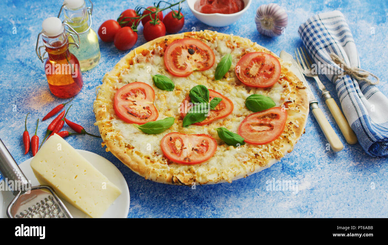 Pizza italien délicieux servi sur table en pierre bleue, tourné d'un côté Banque D'Images
