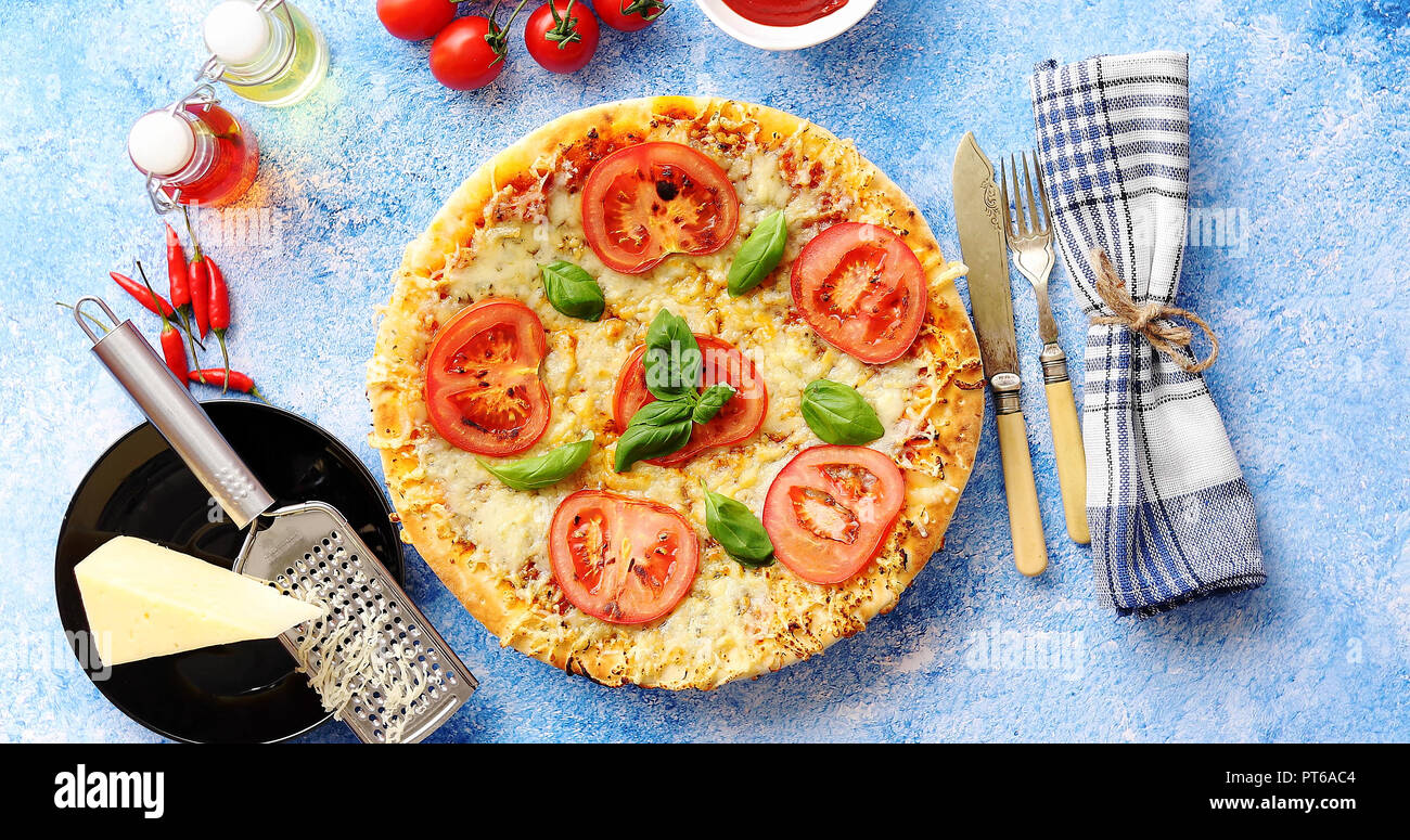 Pizza italien délicieux servi sur table en pierre bleue, en plongée des Banque D'Images