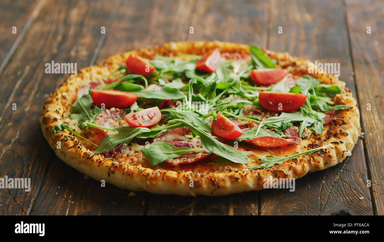 Pizza italien délicieux servi sur table en bois Banque D'Images