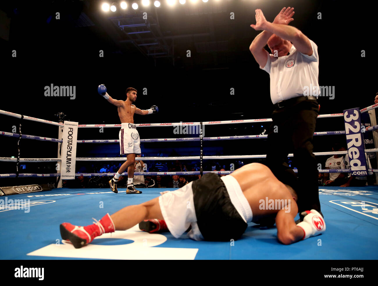 Raza Hamza célèbre gagner contre Johnson Tellez à Leicester. Banque D'Images