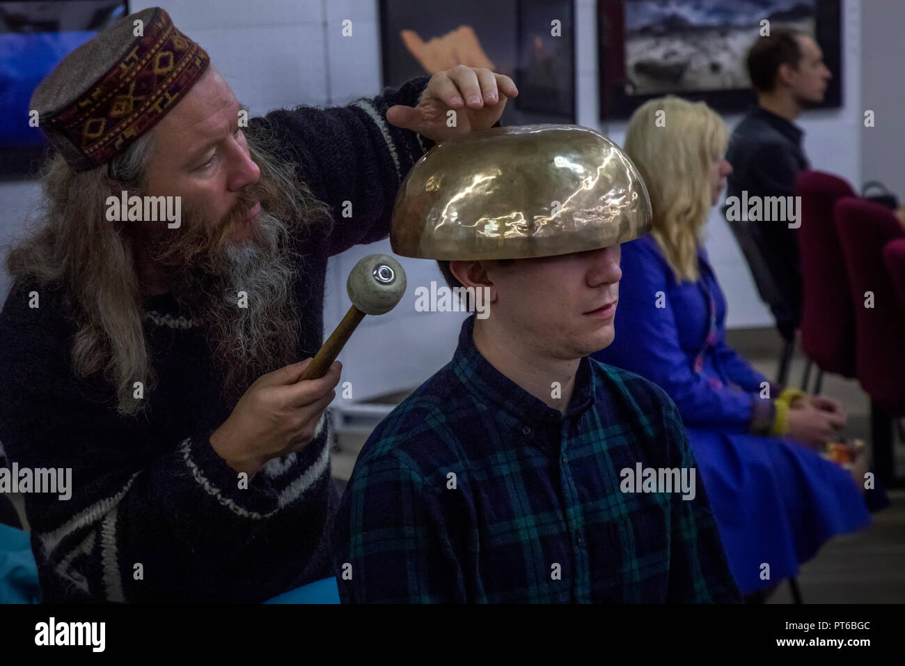 En utilisant le bol chantant tibétain au cours d'une séance de thérapie sonore au Népal Culture Festival à Moscou, Russie Banque D'Images
