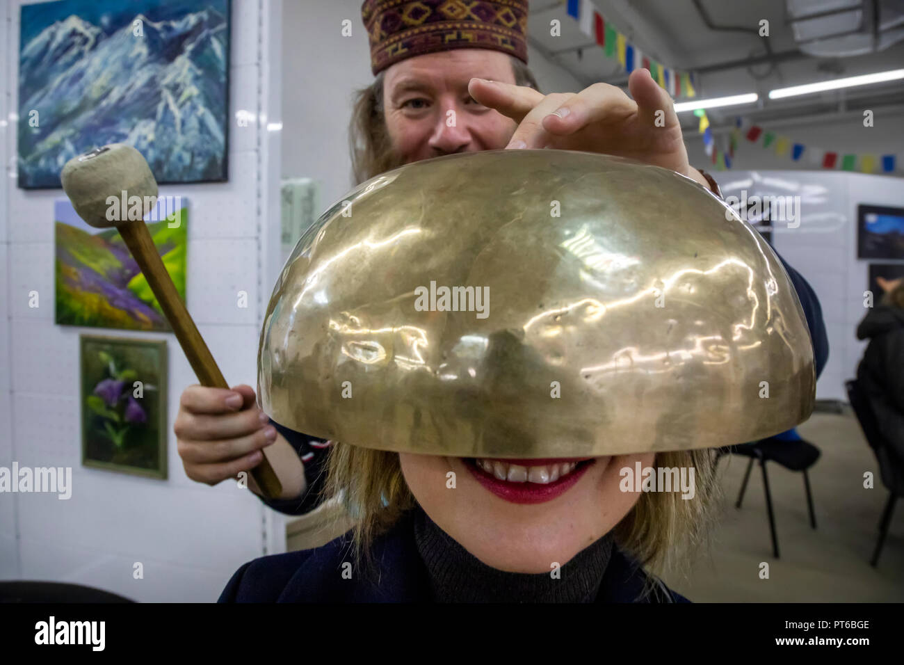 En utilisant le bol chantant tibétain au cours d'une séance de thérapie sonore au Népal Culture Festival à Moscou, Russie Banque D'Images