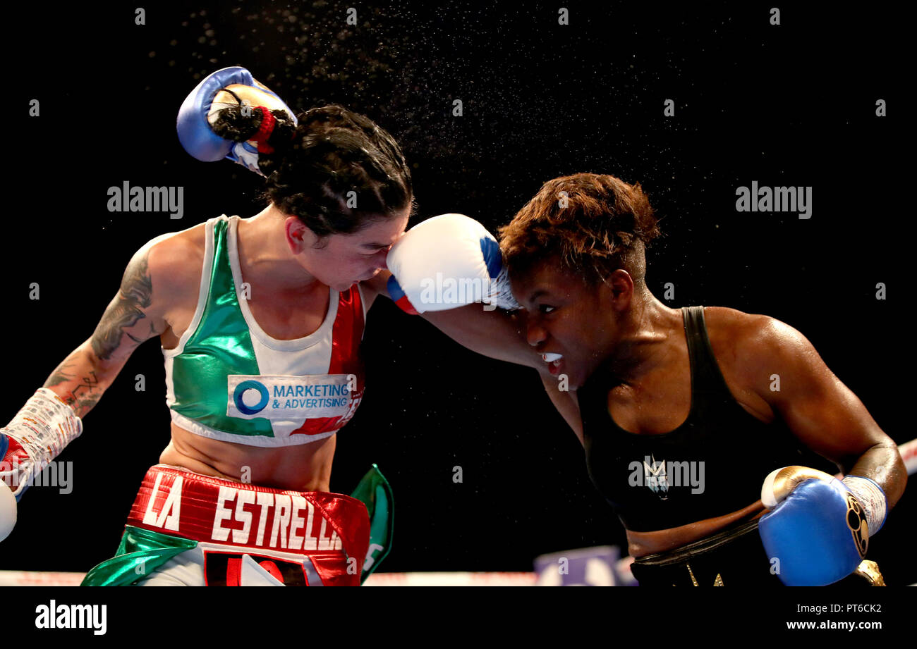 Nicola Adams (à droite) en action contre Isabel Millan (à gauche) dans le monde WBO provisoire titre poids mouche femelle lutte à Leicester. Banque D'Images