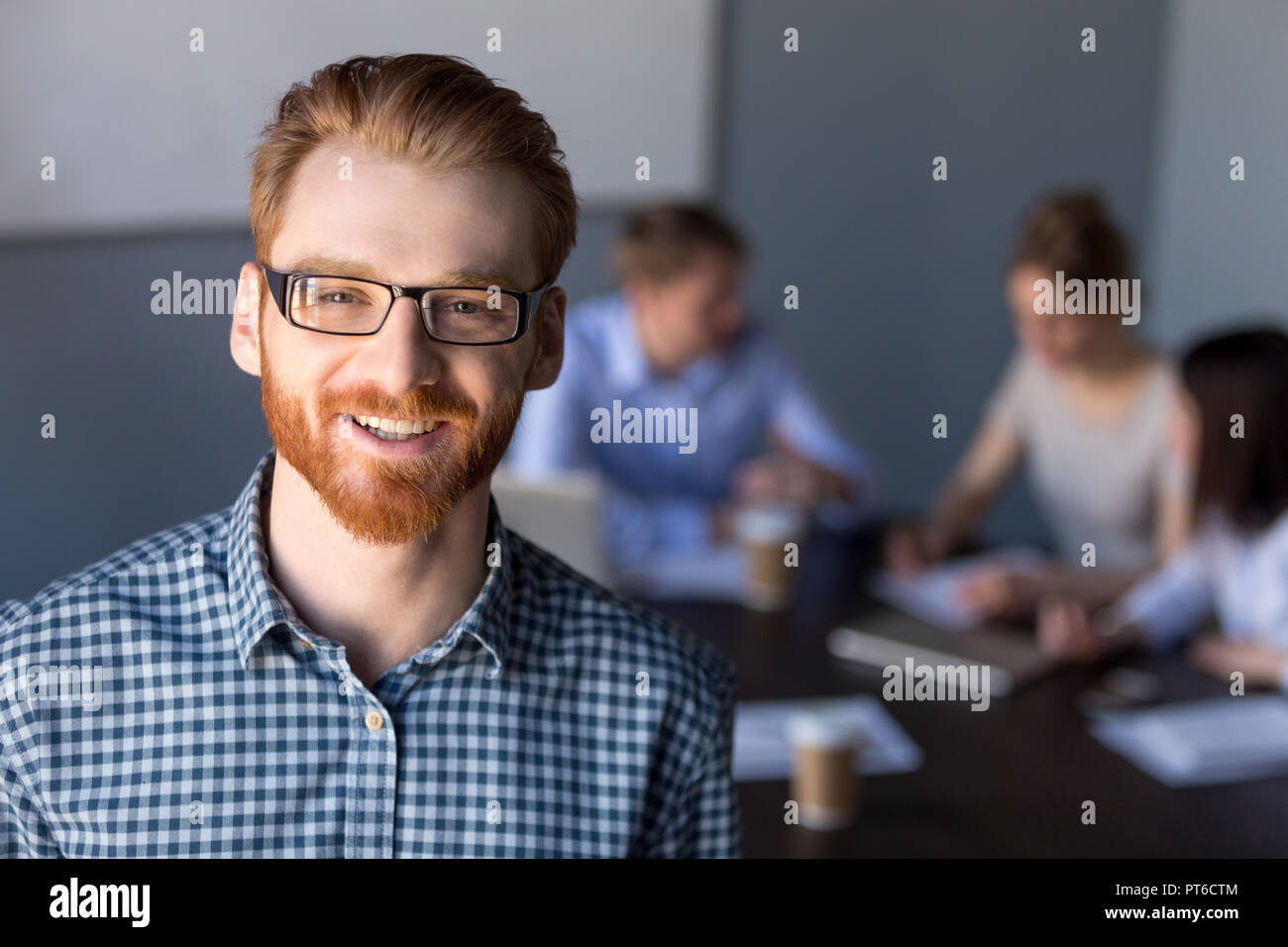 Smiling red-haired man millénaire à lunettes Banque D'Images