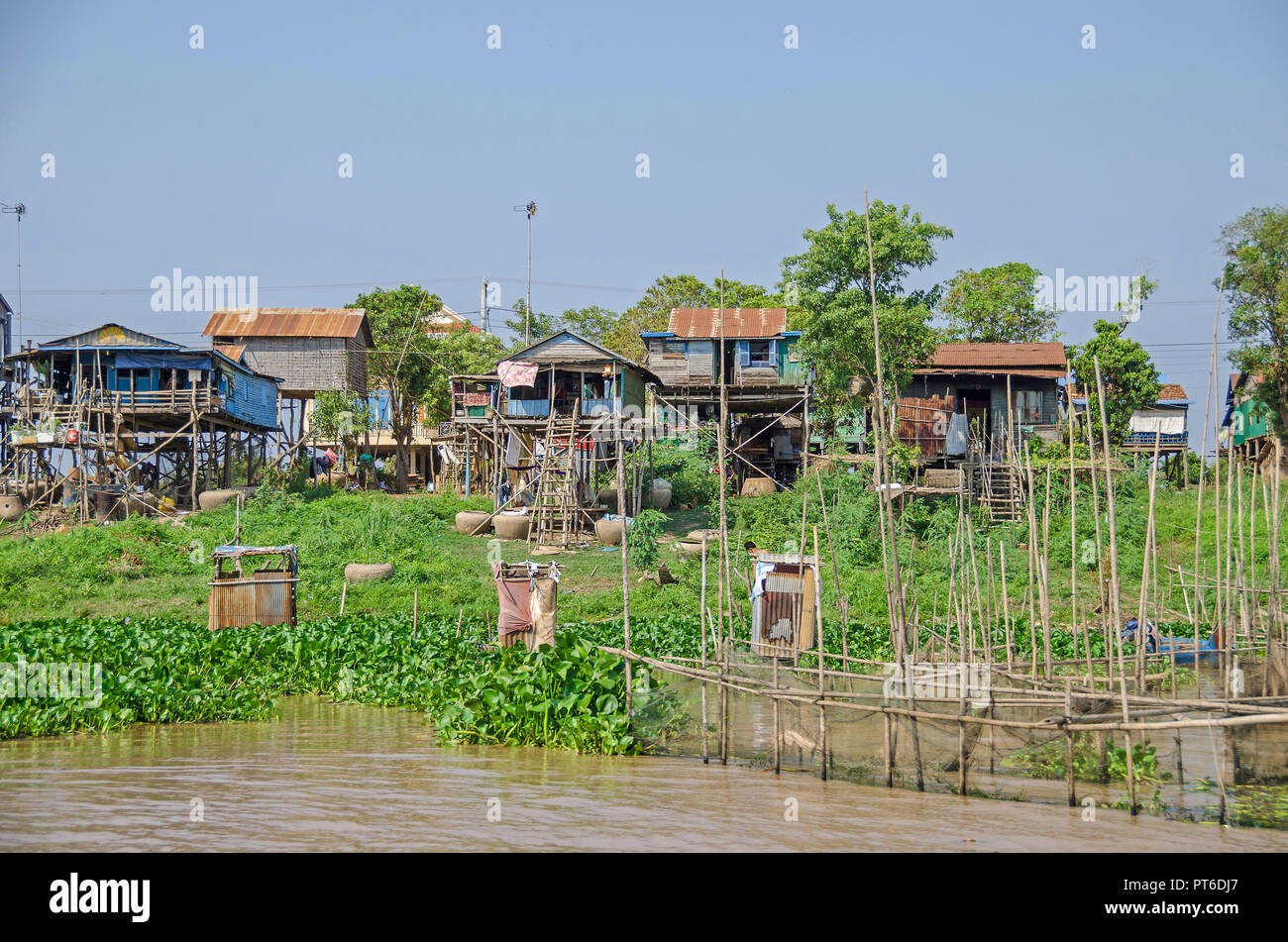 Siem Reap, Cambodge - 11 avril, 2018 : village ampoulés sur les rives du lac Tonle Sap, où des maisons reste sur grandes, minces pilotis que garder l'occupant Banque D'Images