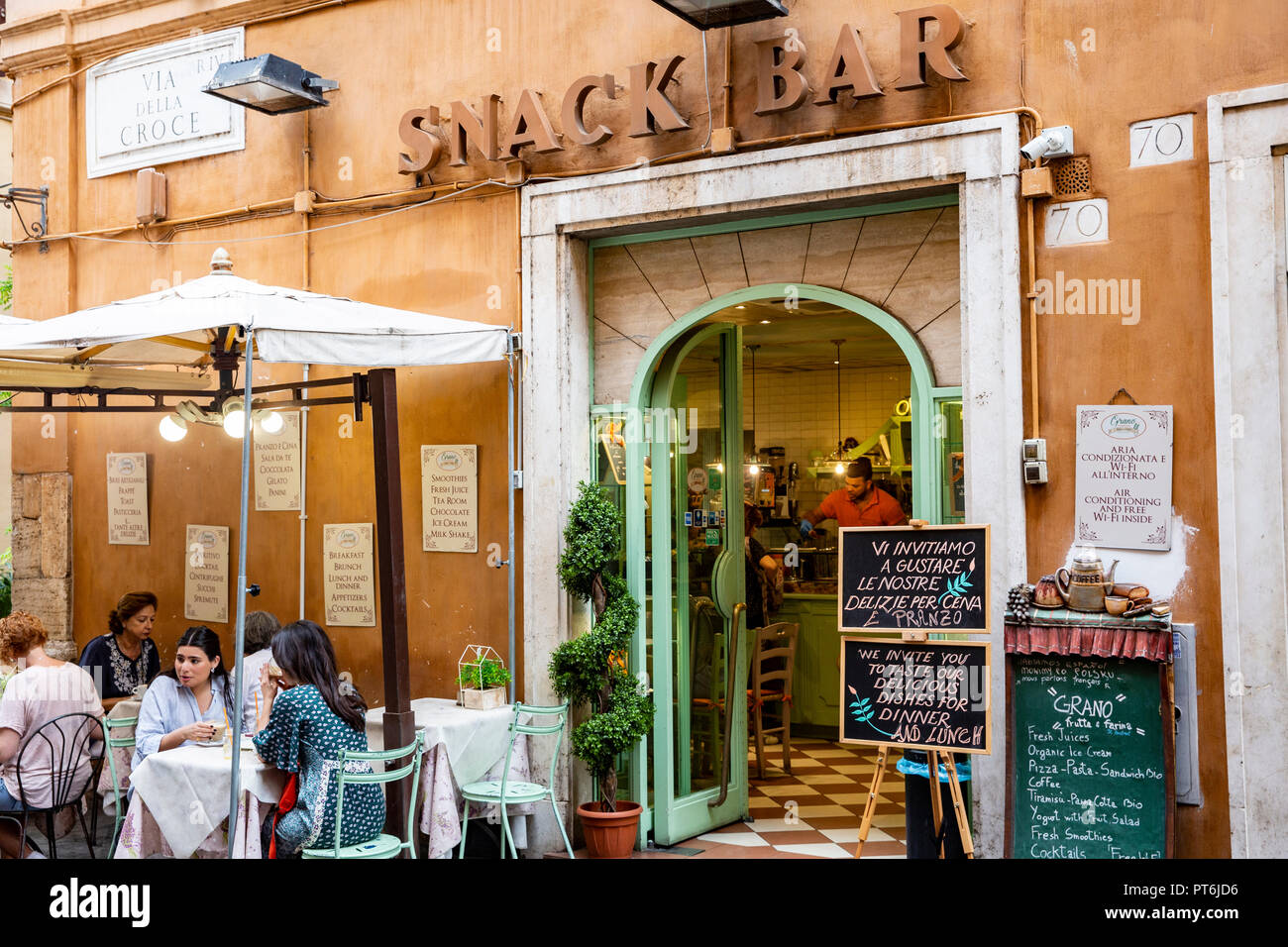 Café-snack italien traditionnel dans le centre-ville de Rome, Lazio, Italie avec des personnes assises à des tables à l'extérieur Banque D'Images