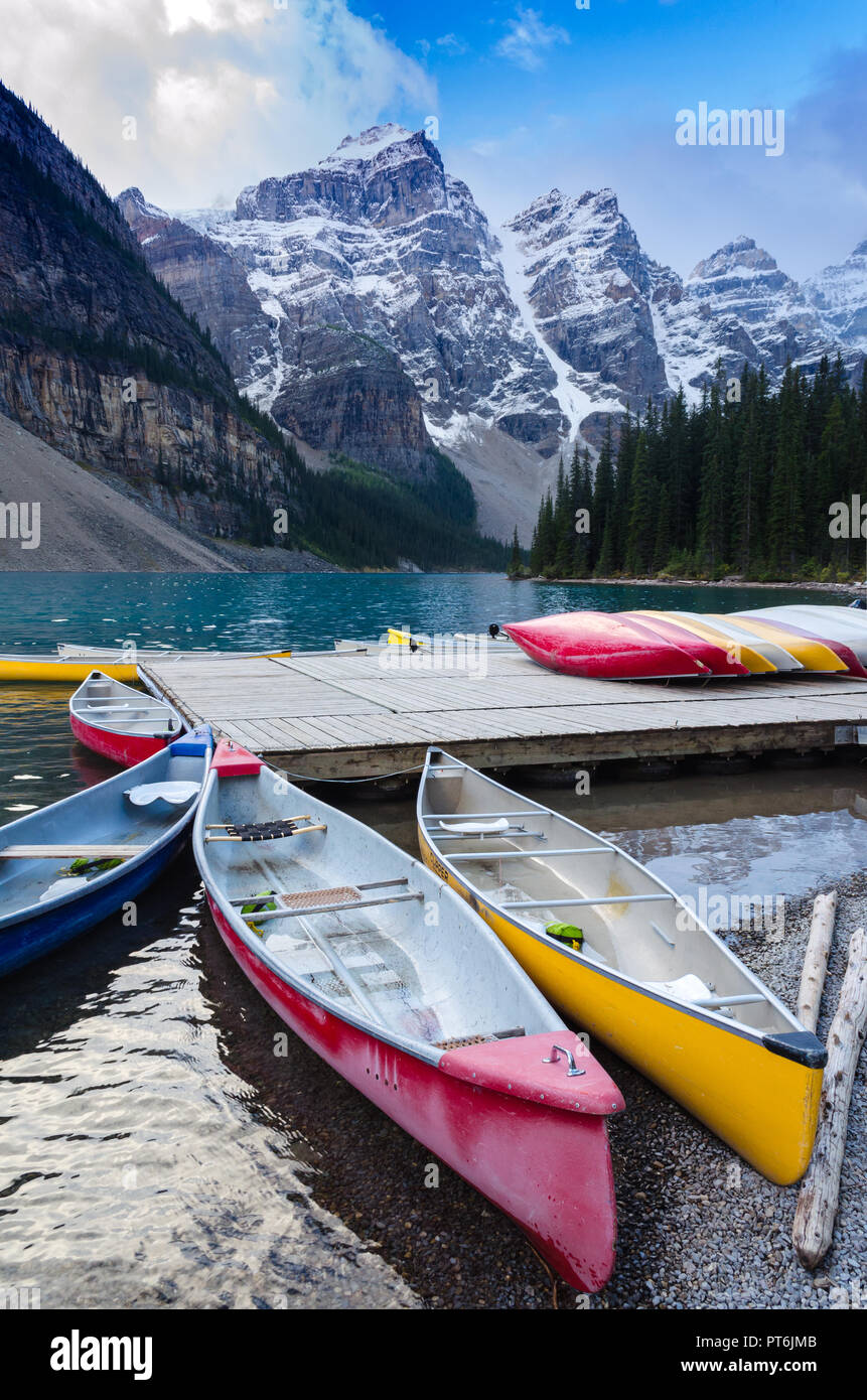 Canoës colorés amarrés au lac Moraine, dans le parc national Banff, Canada Banque D'Images
