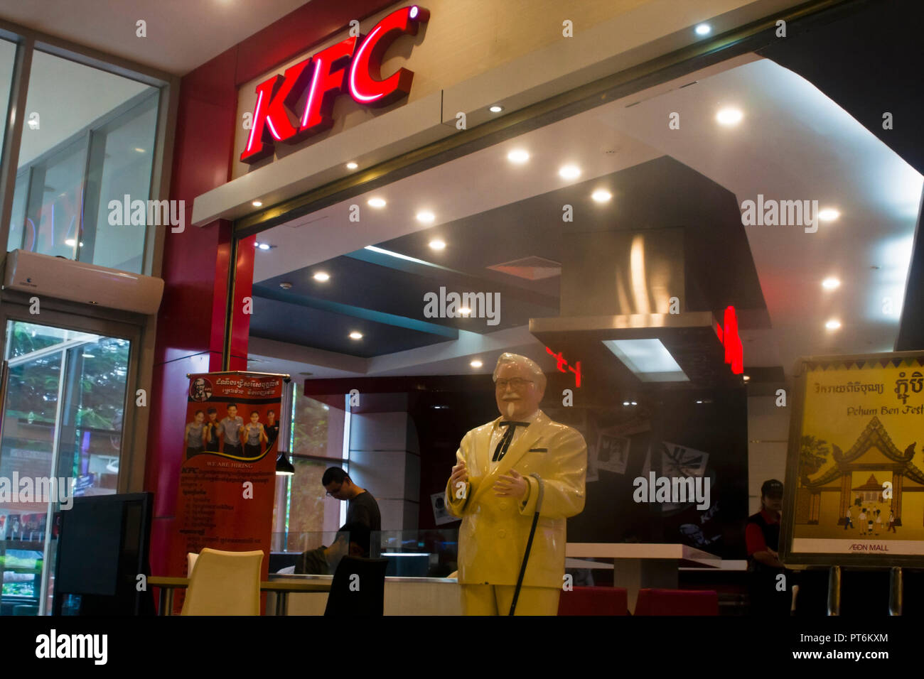 Un Kentucky Fried Chicken restaurant fast food fait partie de la nouvelle et moderne Aeon Mall Shopping Complex à Phnom Penh, Cambodge. Banque D'Images