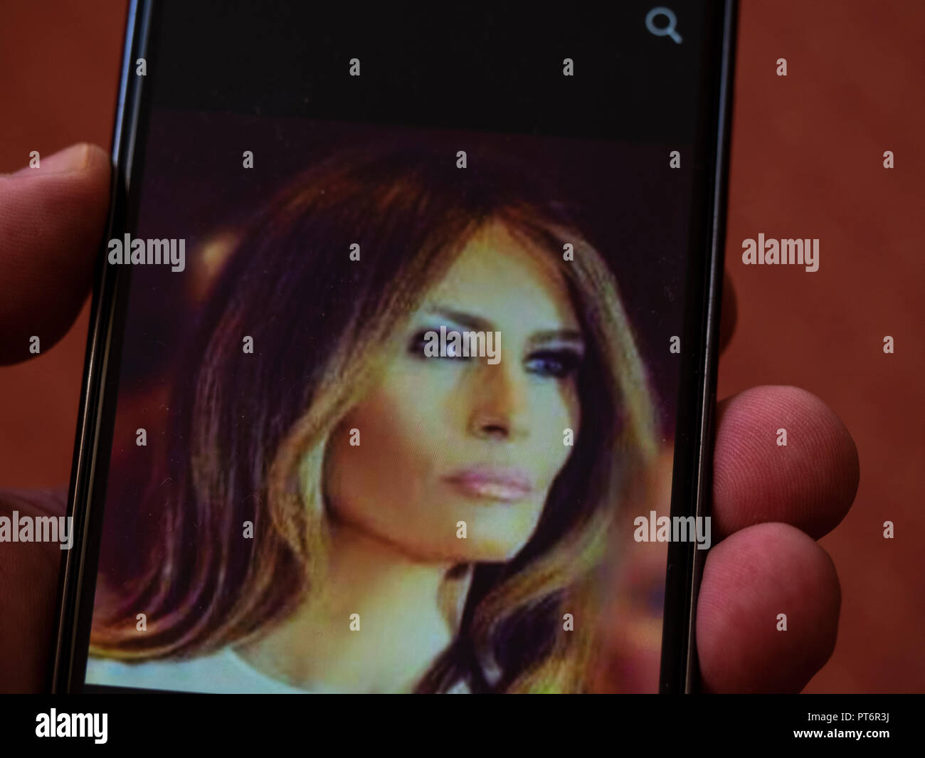 Portrait de la Première Dame Melania Trump sur Facebook compte vu affichée sur un téléphone intelligent Banque D'Images
