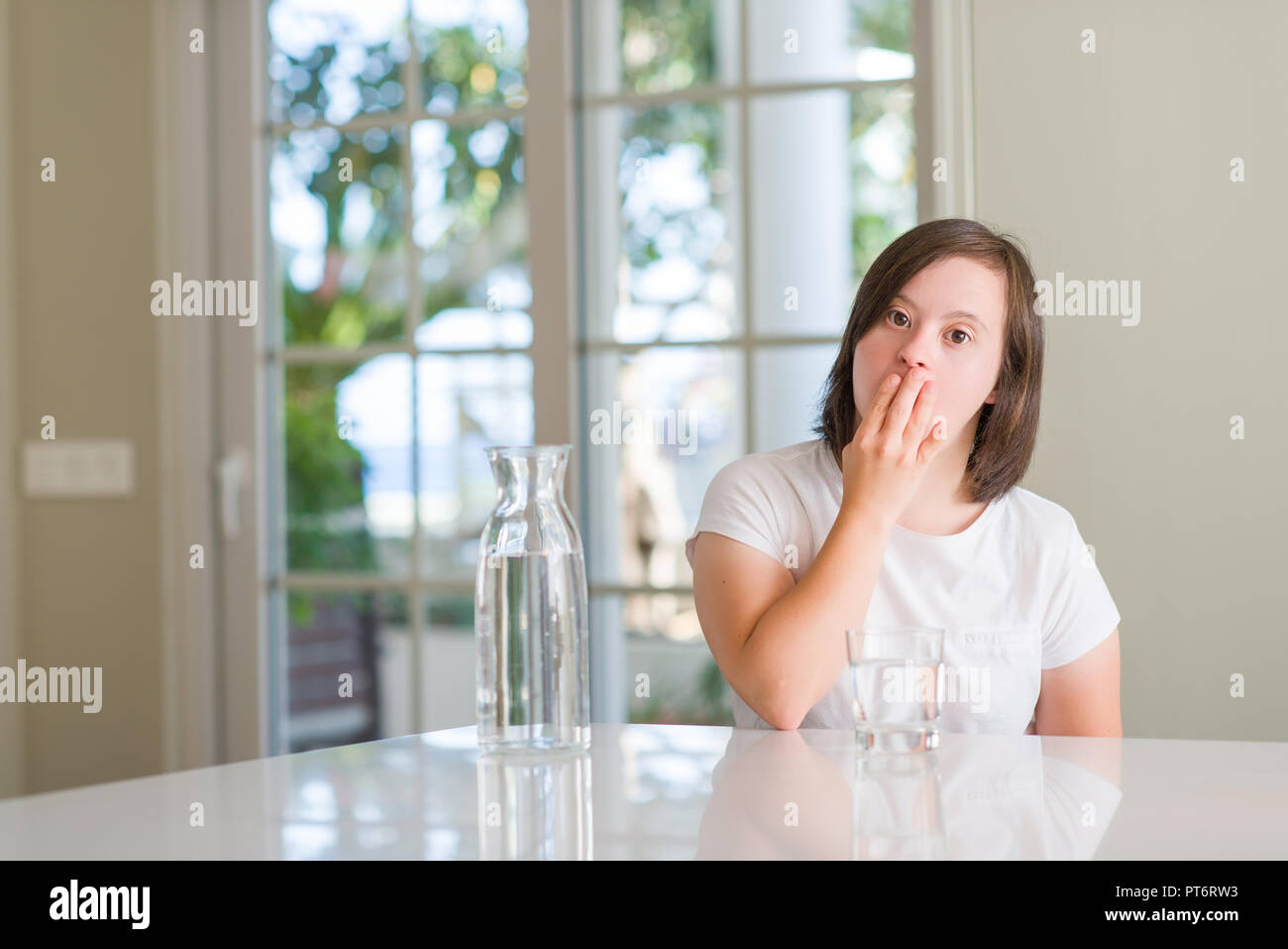 Le syndrome de femme à couvrir la bouche avec de l'eau potable part choqué avec honte pour erreur, expression de la peur, peur en silence, concept secret Banque D'Images