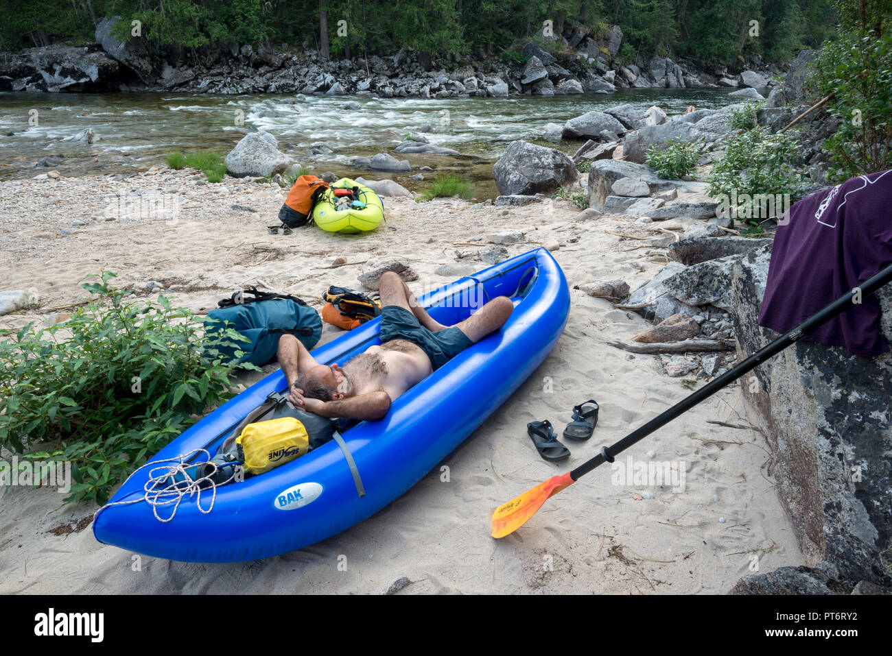 Se détendre dans un kayak gonflable dans un camping le long de la rivière Selway dans l'Idaho. Banque D'Images