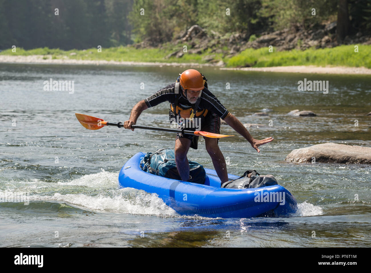 Surf une vague dans un kayak gonflable sur la rivière Selway Idaho. Banque D'Images